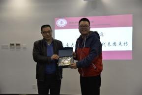 暨南大学华文学院向Betway必威西汉姆联赠送院徽纪念品